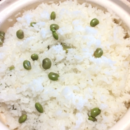 はなまるこさんのお料理は、やさしい味わいでお気に入りです。
今回、茶豆で炊いてみました。
さやから出汁を取って、ご飯も香り豊かです。